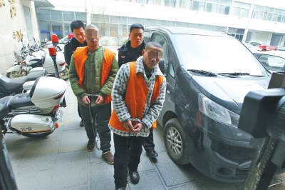倆刑釋男子，冒充“富二代”，微信搜附近的人，專搶出入娛樂場所女性