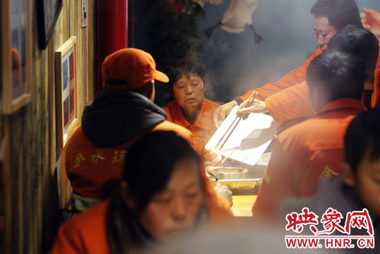 鄭州黃河路衛(wèi)生路附近一家火鍋店，宴請130名環(huán)衛(wèi)工人吃火鍋。