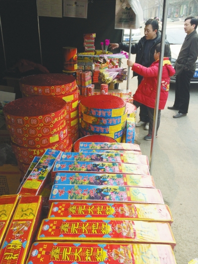 一家鞭炮攤兒前，只有少數(shù)人駐足購買。