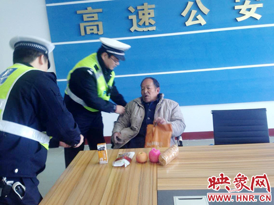 民警將老人帶回駐地。