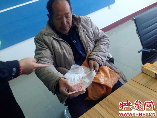 在把老人帶回駐地后，老人竟又從身上掏出幾千元現(xiàn)金要塞給民警。