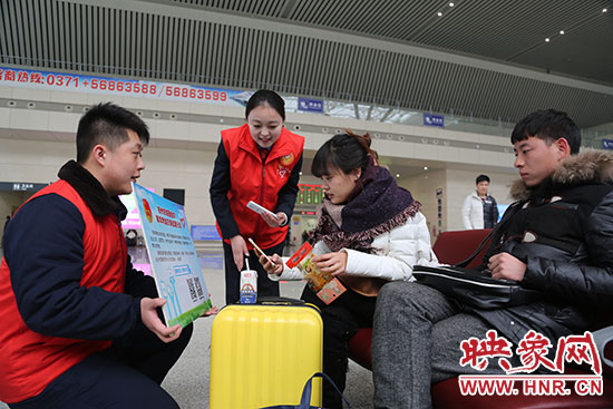 邀請旅客掃二維碼參加活動。