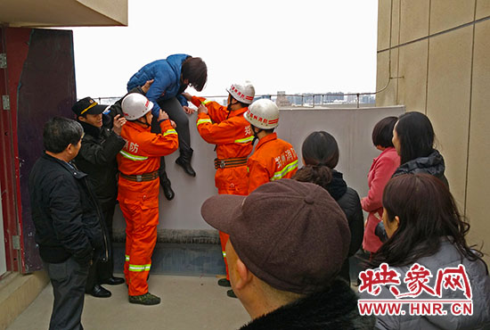 消防隊(duì)員和巡防隊(duì)員、民警將最后一名女子從樓頂救下。