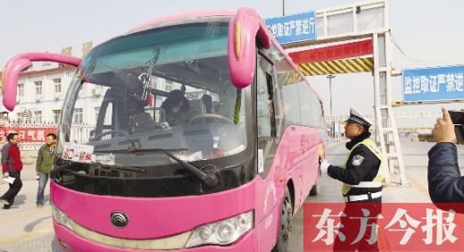 鄭州交警在鄭州黃河大橋安裝“機(jī)動車緝查布控系統(tǒng)”嚴(yán)查違法運(yùn)輸行為，確保旅客安全。