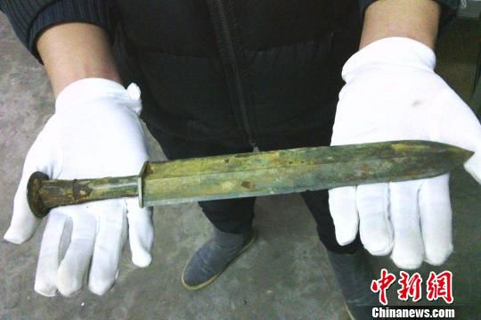 河南發(fā)掘戰(zhàn)國至東漢墓葬群 出土罕見青銅劍、戈（圖）