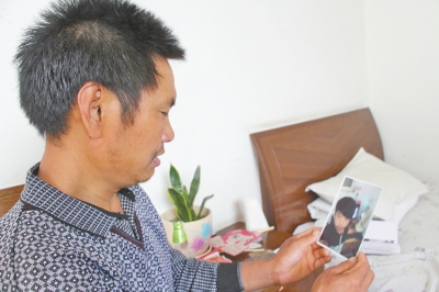 46歲的山村農(nóng)民祁振崗在失去兒子的同時(shí)，又陷入了“沒錢帶兒子回家”的揪心之痛中。