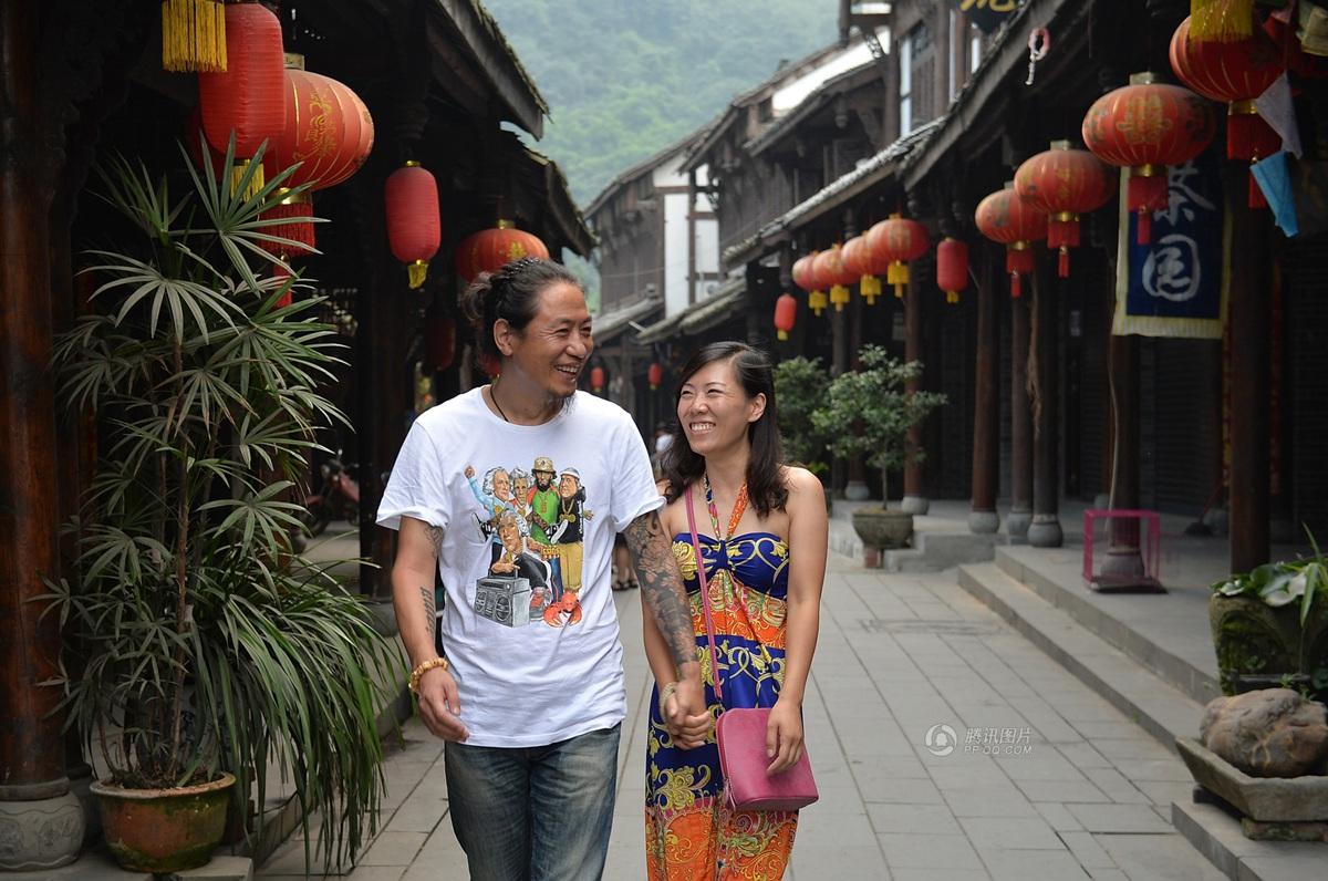 圖為7月20日，顧少強和老公于夫在成都街子古鎮(zhèn)，兩人剛于7月6日登記結(jié)婚。王勤/CFP