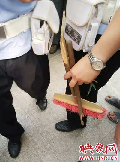 老太從環(huán)衛(wèi)工手中奪過(guò)掃帚，用腳踩斷，用力向環(huán)衛(wèi)工人的手上和腿上敲去。