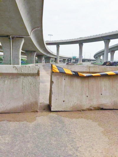  京廣快速路北延地面道路北三環(huán)入口處，一排石墩擋道，不讓入內(nèi)。