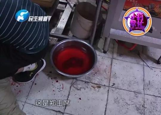 老板竟突然在廚房內(nèi)割腕自殺!發(fā)現(xiàn)意外情況后，小莉趕緊對傷者進行包扎，并撥打了120急救電話。