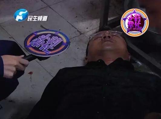 老板竟突然在廚房內(nèi)割腕自殺!發(fā)現(xiàn)意外情況后，小莉趕緊對傷者進行包扎，并撥打了120急救電話。