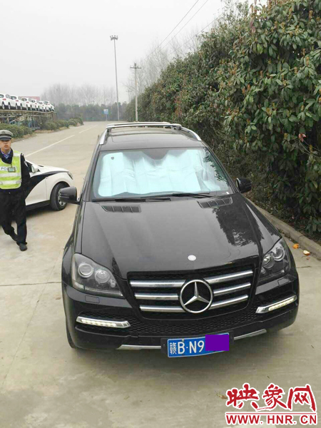 江西男子奔馳車(chē)中睡覺(jué)一氧化碳中毒，周口高速交警及時(shí)發(fā)現(xiàn)。