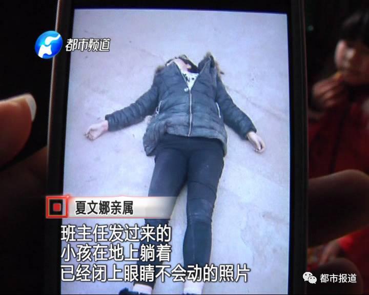 得知孩子沒去上學(xué)，家人擔(dān)心孩子發(fā)生意外，于是趕快報(bào)了警。讓人沒想到的是，剛報(bào)完警，家人收到了老師發(fā)來的照片。