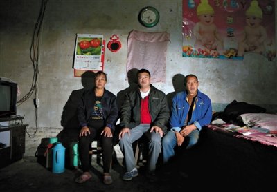 10月18日，自鋸病腿的鄭艷良所在的保定市清苑縣東臧村，有多家農(nóng)戶(hù)大病難醫(yī)，村民王新建（中）得了白血