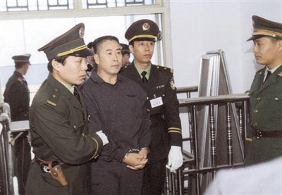 2000年9月30日，河南商丘，胡萬林被法警押上法庭。