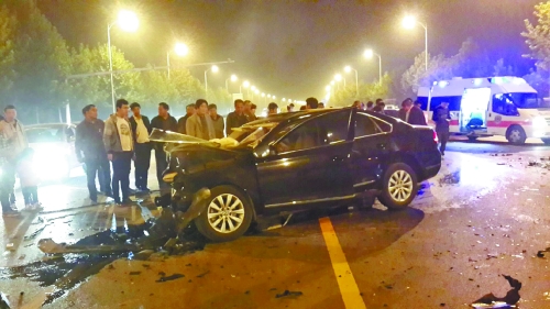 車禍發(fā)生在鄭開(kāi)大道路中央雙黃線附近,現(xiàn)場(chǎng)狀況慘烈。