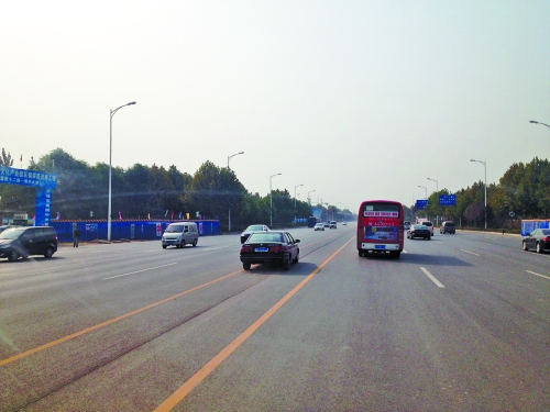 鄭開(kāi)大道上隨處可見(jiàn)車輛駛?cè)腚p黃線超車,很危險(xiǎn)。