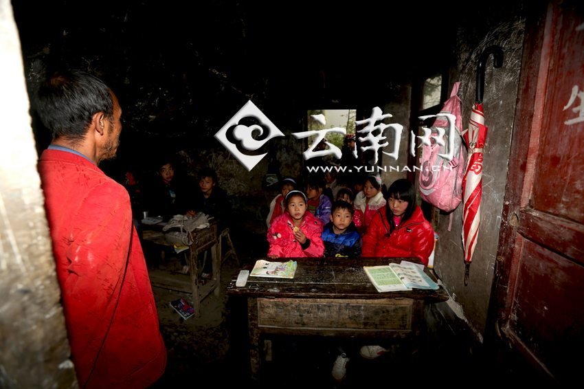 小學(xué)里只有兩個(gè)班，大點(diǎn)的孩子無法升入高年級(jí)，只得從一年級(jí)再讀起，就像復(fù)讀機(jī)。