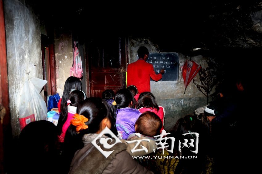 由于受到當(dāng)?shù)厝似缫?，大鍋圈的孩子們沒有外出求學(xué)的機(jī)會(huì)，只能在這樣的簡(jiǎn)易房里學(xué)習(xí)