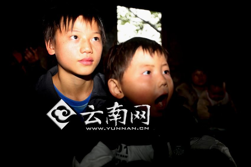 孩子認(rèn)真地跟著袁老師讀拼音。徐弘毅 攝