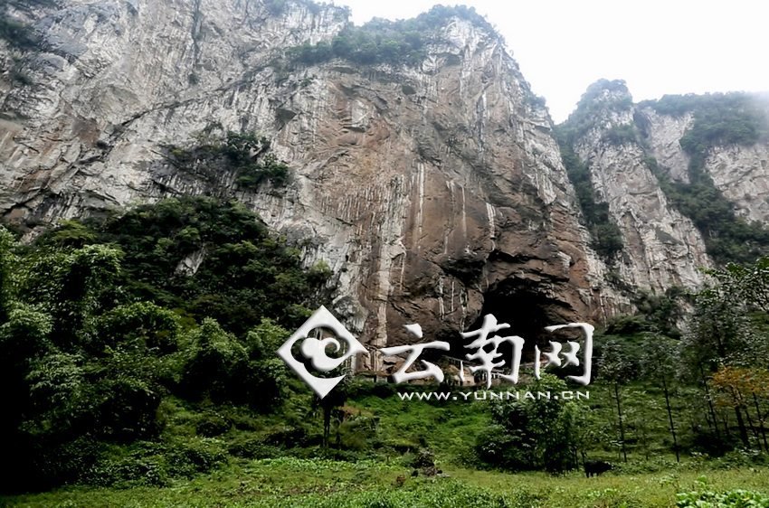 大鍋圈小學(xué)就建在這樣一個(gè)懸崖絕壁邊上。