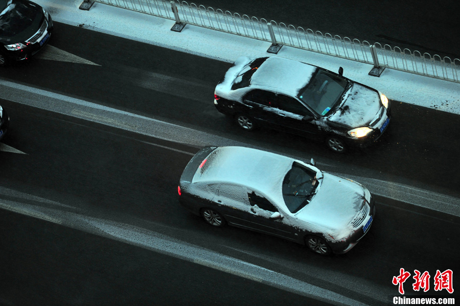 11月18日，沈陽街頭的汽車被積雪覆蓋。