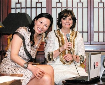 英國(guó)《每日郵報(bào)》刊發(fā)了一張鄧文迪曾幫助布萊爾夫人在中國(guó)推銷其自傳的圖片。