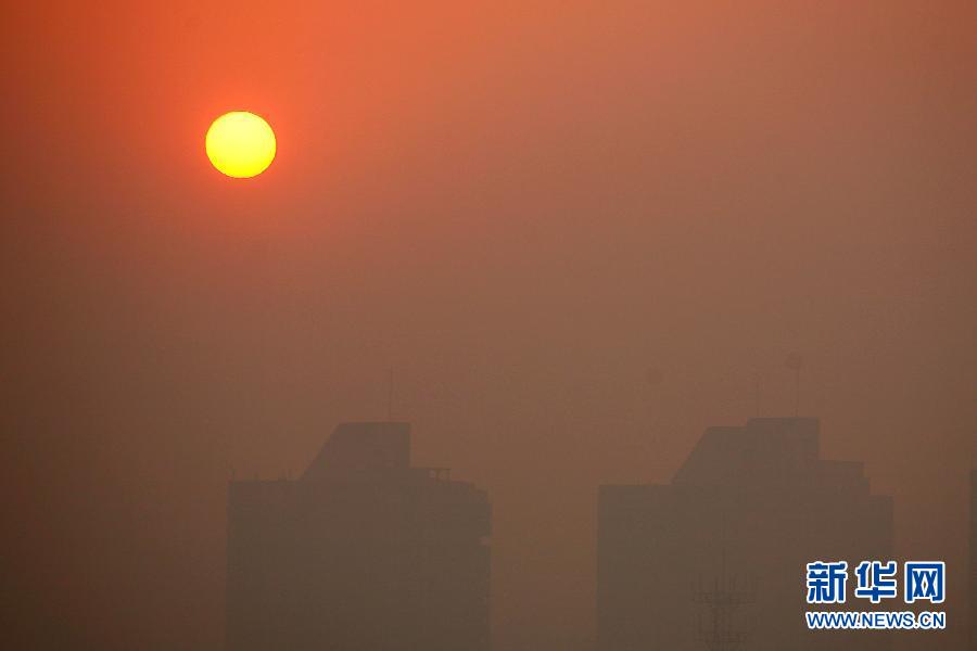 這是12月2日清晨拍攝的霧霾籠罩的江蘇省揚(yáng)州市景觀。