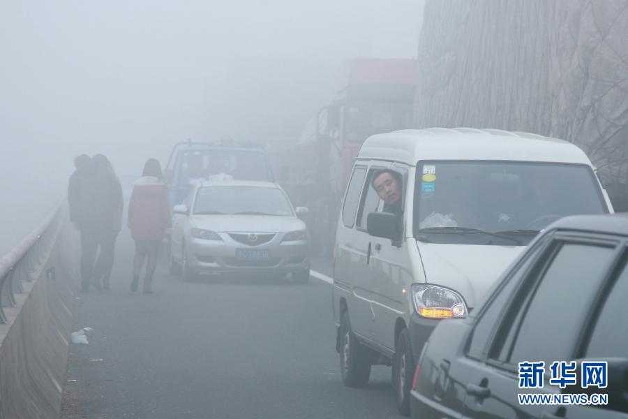 12月4日，滬陜高速揚(yáng)州段大量車輛滯留。