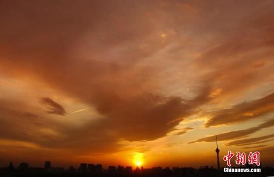 12月8日下午，強烈的西北風(fēng)光臨北京，吹散了籠罩全城上空的霧霾，冬日罕見的艷麗晚霞映紅了半邊天。