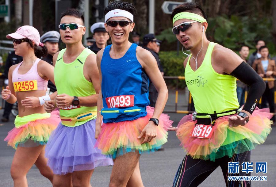 12月8日，三名男選手身著“蓬蓬裙”參加比賽。