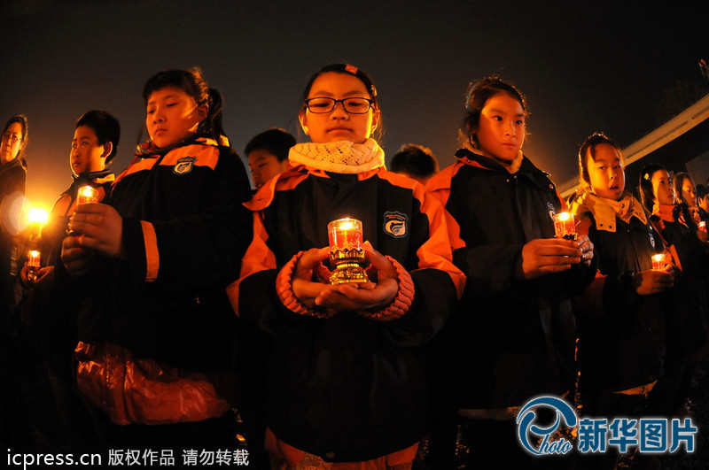 “為南京大屠殺遇難者守靈儀式暨和平燭光祭”活動(dòng)在侵華日軍南京大屠殺遇難同胞紀(jì)念館祭場(chǎng)舉行。
