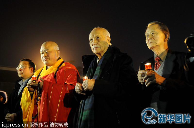 “為南京大屠殺遇難者守靈儀式暨和平燭光祭”活動(dòng)在侵華日軍南京大屠殺遇難同胞紀(jì)念館祭場(chǎng)舉行。