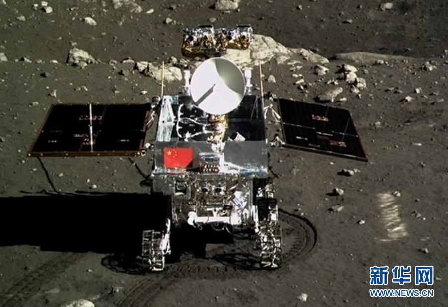 這是北京飛控中心大屏幕上顯示嫦娥三號著陸器上的相機拍攝的“玉兔”號月球車。