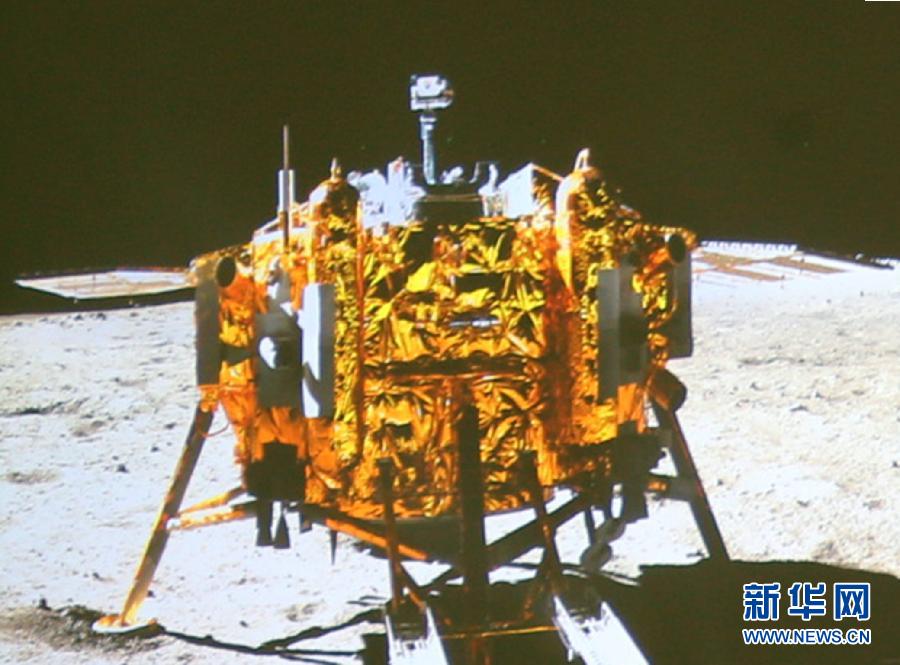 這是北京飛控中心大屏幕上顯示“玉兔”號月球車上的全景相機拍攝的嫦娥三號著陸器照片。