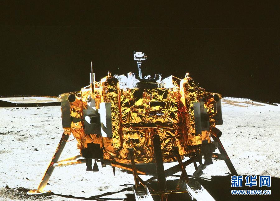 這是北京飛控中心大屏幕上顯示“玉兔”號月球車上的全景相機拍攝的嫦娥三號著陸器照片。