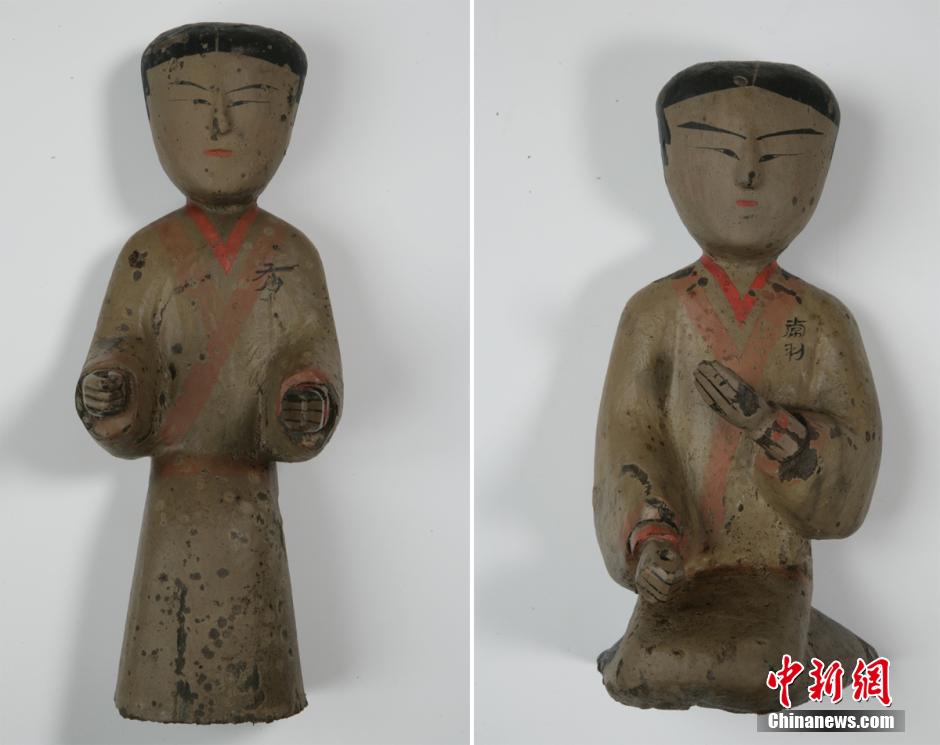 圖為出土的彩繪木俑。