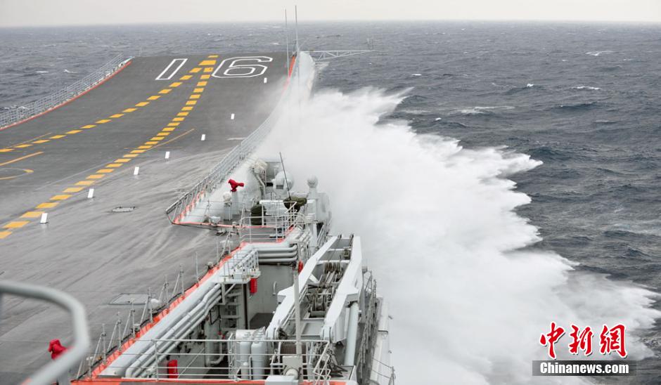 圖為遼寧艦利用南海海域自然條件進(jìn)行大風(fēng)浪航行試驗(yàn)。中新社發(fā) 胡鍇冰 攝