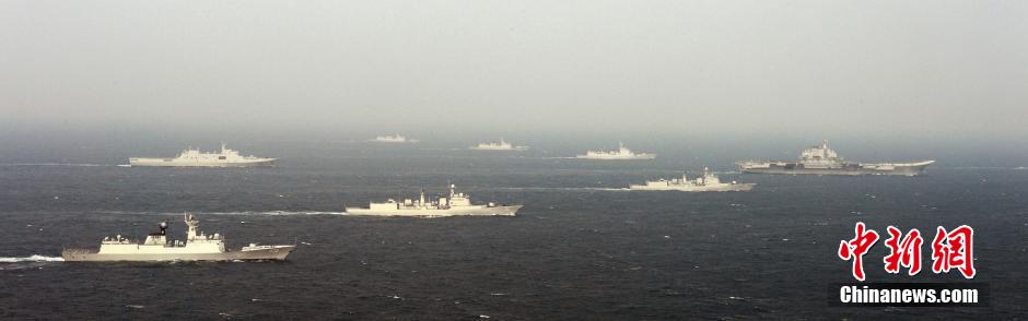 圖為遼寧艦與水面艦艇進(jìn)行協(xié)同訓(xùn)練。中新社發(fā) 李靖 攝