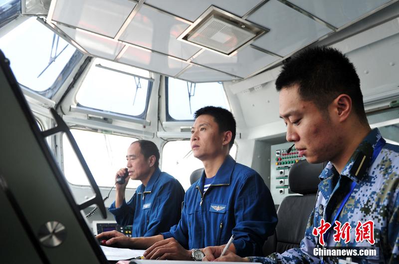 圖為遼寧艦飛行指揮員在塔臺(tái)進(jìn)行艦載機(jī)著艦起飛指揮。中新社發(fā) 胡鍇冰 攝