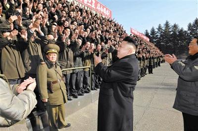 朝中社1月15日發(fā)布的圖片顯示，朝鮮最高領(lǐng)導(dǎo)人金正恩視察位于平安南道的國(guó)家科學(xué)院，與科研人員會(huì)面。