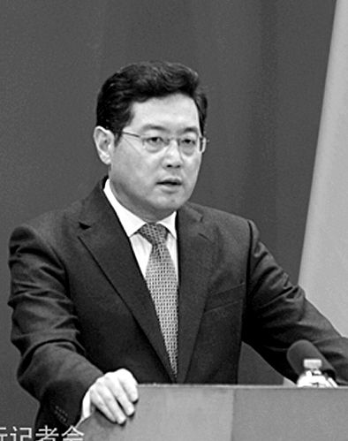 23日，秦剛在外交部例行記者會上。