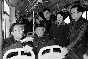 繆瑞林在車(chē)上與市民、乘委會(huì)委員交流 通訊員 卜照雪 攝
