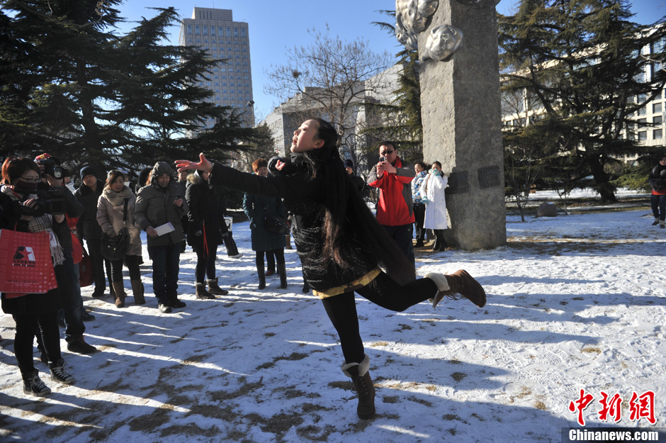 圖為來(lái)自東北的表演系考生雪地秀才藝。