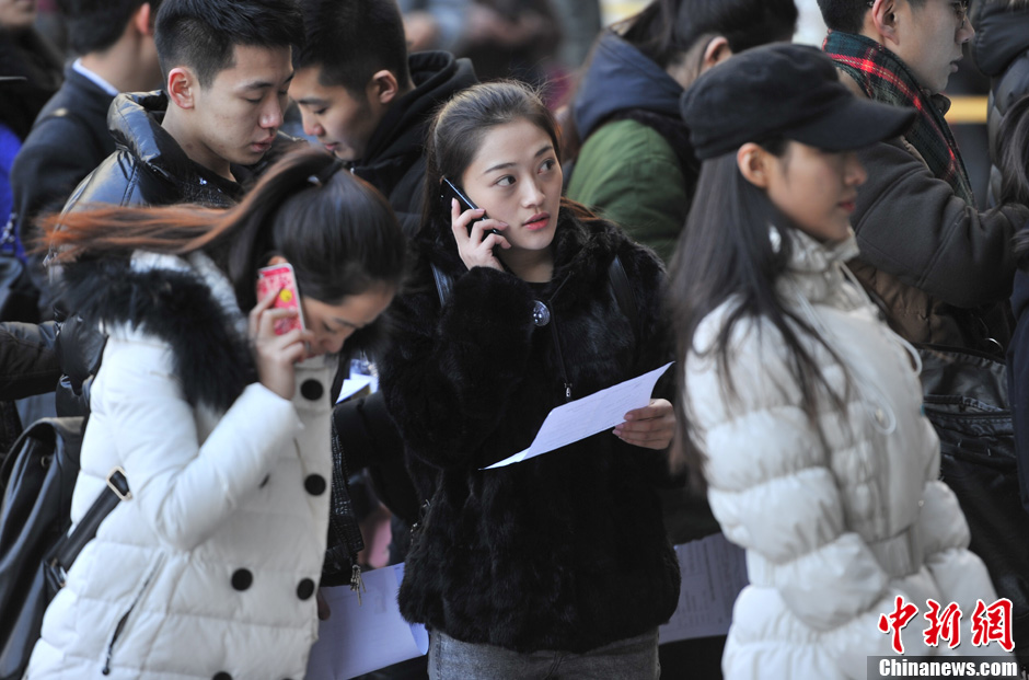 圖為表演系考生走出考場(chǎng)。