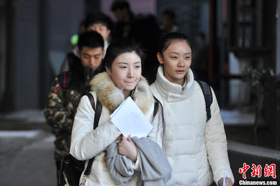 圖為表演系考生走出考場(chǎng)。