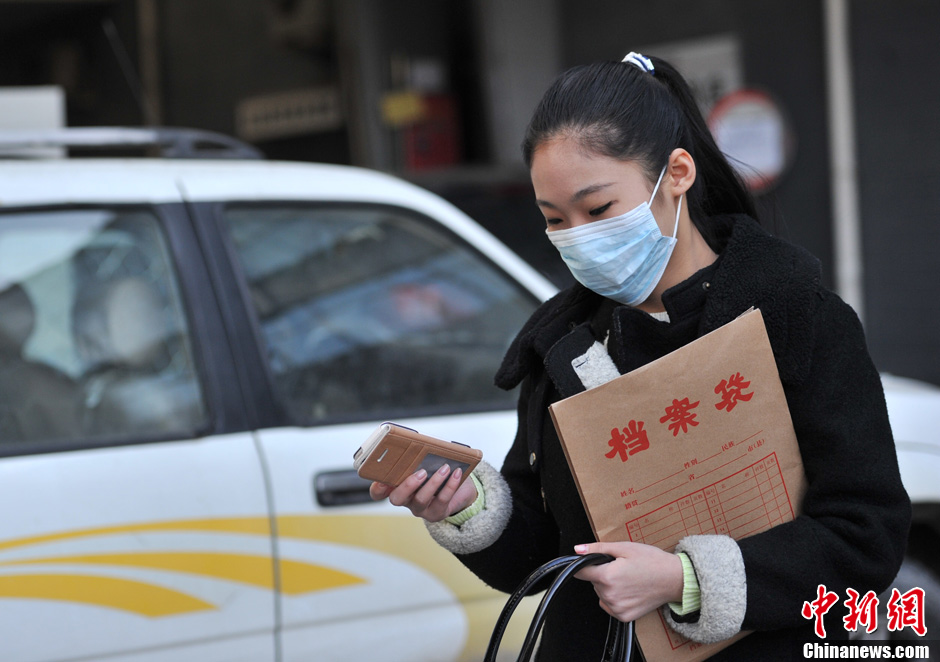 圖為表演系考生走出考場(chǎng)。