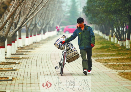 走在校園的小路上，帥氣的單車是我同伴，鼓鼓的行囊盛不下父母深深的惦念。