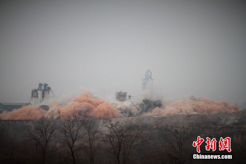 　2014年2月17日，石家莊市再次啟動(dòng)壓減水泥過(guò)剩產(chǎn)能、治理大氣污染水泥企業(yè)集中爆破拆除行動(dòng)。