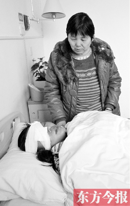 17日，52歲的王美蘭在做完眼角膜移植手術(shù)后躺在病床上休息